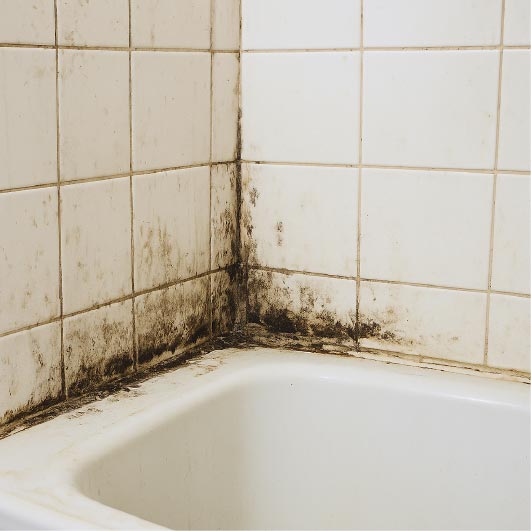 Alte beschädigte Silikonfuge in einer Dusche vor der Erneuerung