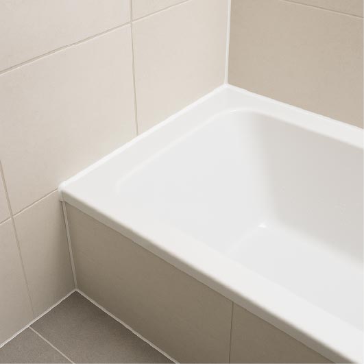 Neue saubere Silikonfuge in einer Dusche nach professioneller Erneuerung